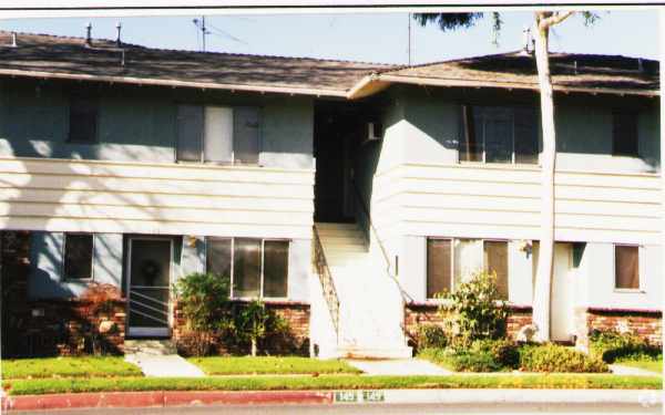 Building Photo - 137-149 S Barranca Ave
