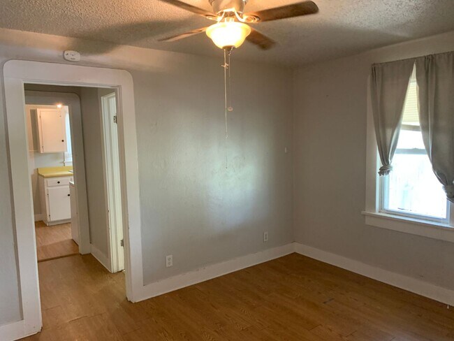 Building Photo - Duplex 1/1 carport  tenant pays their own ...