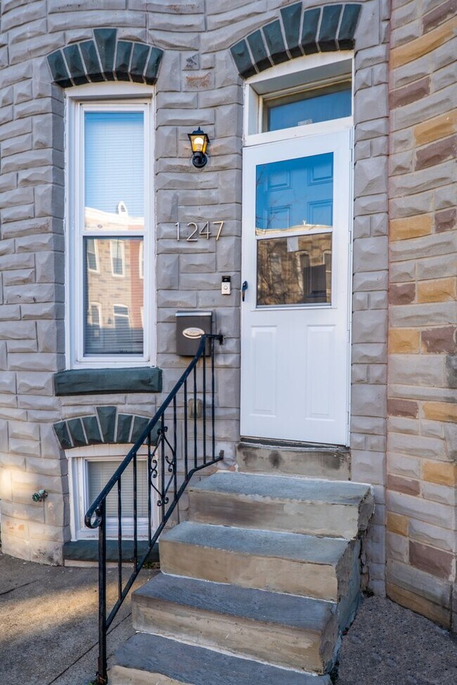 Foto del edificio - Charming Urban Living: 2BR Townhome with Modern Amenities in Pigtown