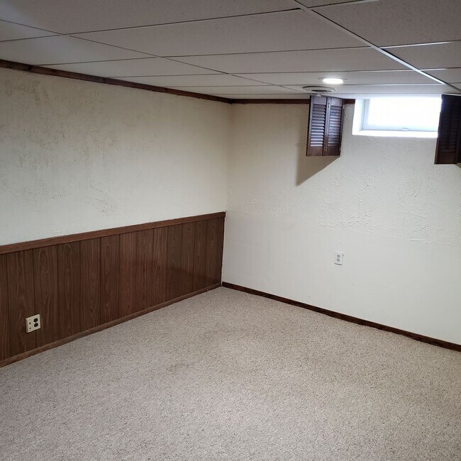 Building Photo - 5107 Maplewood Dr. - 2 Bedroom Townhouse