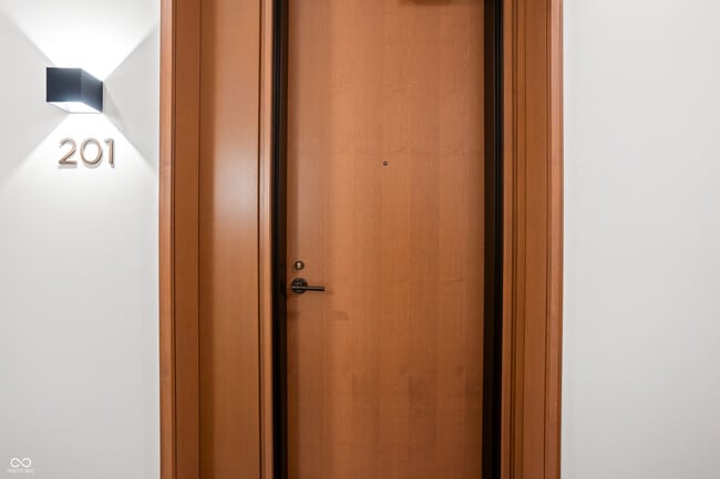 Building Photo - 877 N East St