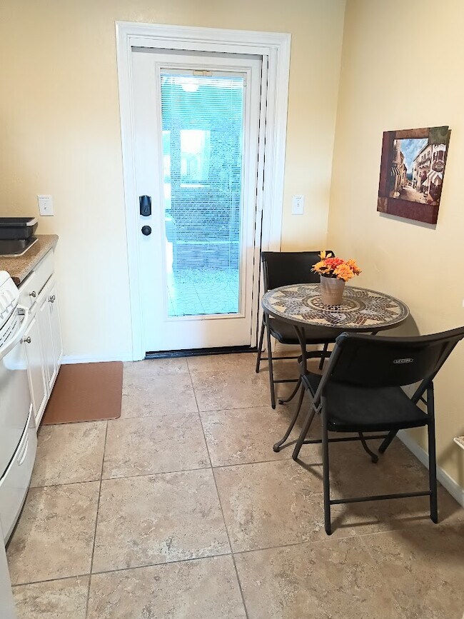 Pintoresco comedor interior - 1620 1/4 York Dr