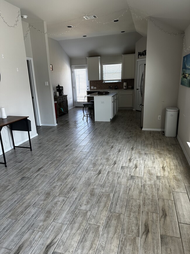 Building Photo - 1212 Flint Knapper Dr
