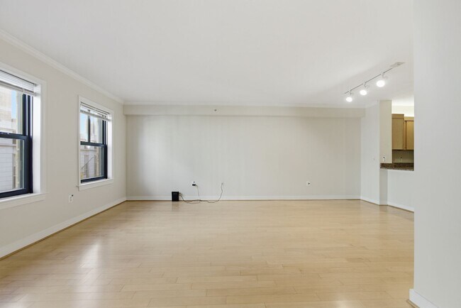 Building Photo - Lovely Studio Condo Unit in Penn Quarter!