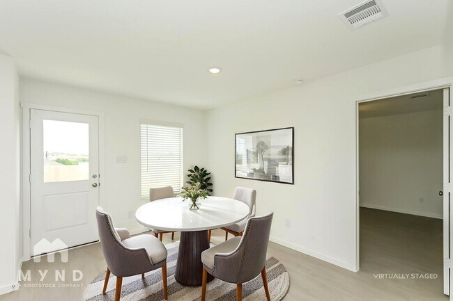 Foto del edificio - 2701 Mistwood Dr