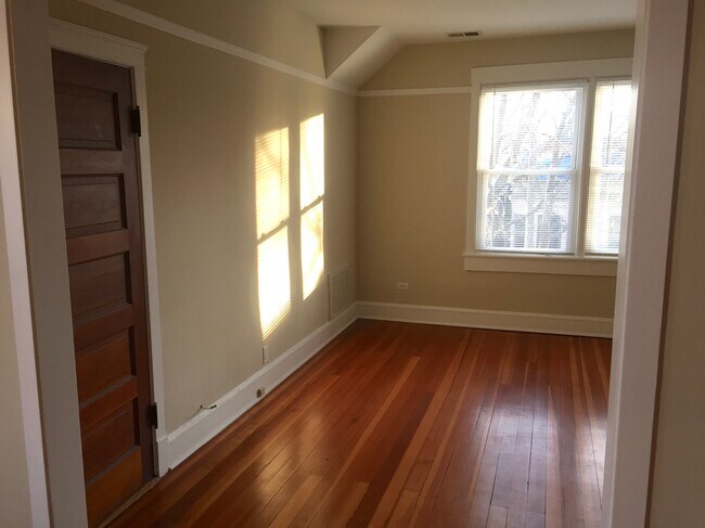 Building Photo - 1420 W Edgewater Ave