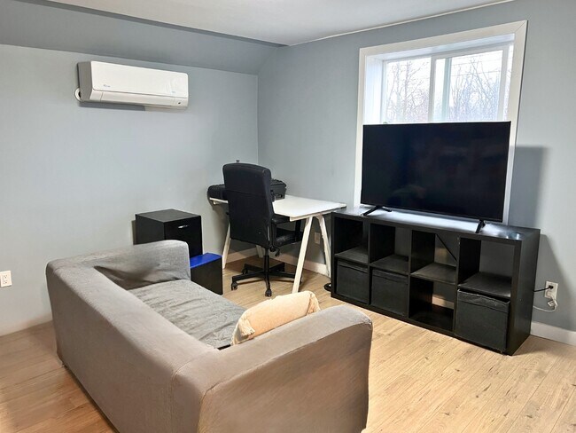 Building Photo - 129 Colborne St