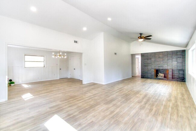Foto del edificio - CHARMING REMODELED HOME IN SOUTHERN HILLS