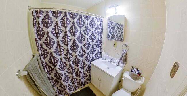 Building Photo - 3D Tour Available - Off-Street Parking + W...