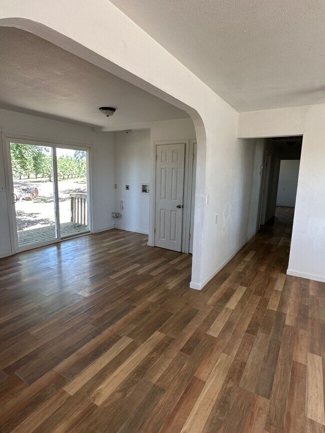 Building Photo - Country House! New Interior Paint!
