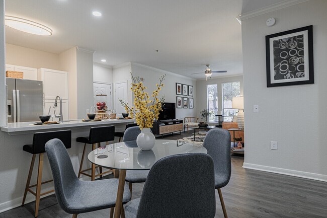 Building Photo - Bright, Open, & $500 Off