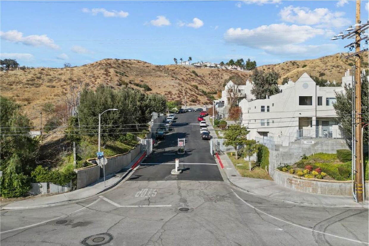 Foto principal - 18209 Sierra Hwy