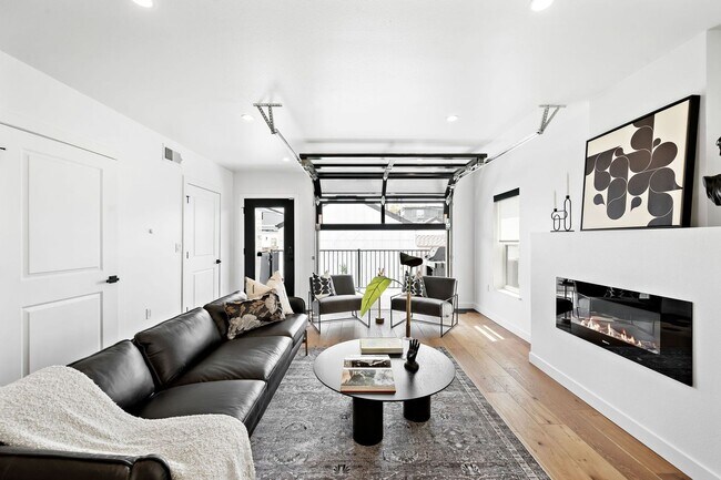 Foto del edificio - LUX 4BD, 3BA Sunnyside Home with Rooftop D...