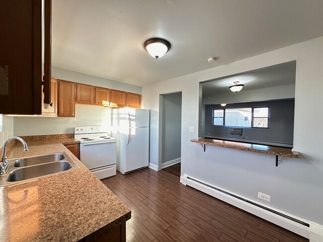 Building Photo - 9016 Lamon Ave