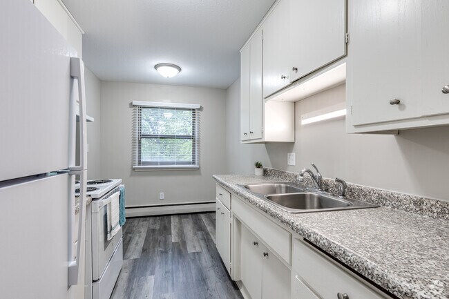 2HAB, 1BA renovado - 755 pies cuadrados - Cocina y comedor - Priscilla Standish Apartments