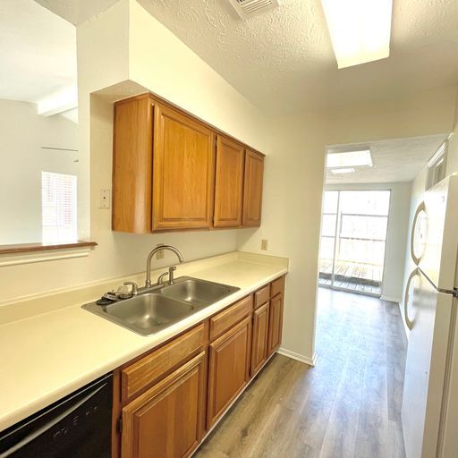 Kitchen - 2100 Windsor Dr