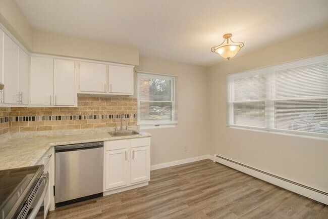 Foto del edificio - COMING SOON 2-Bed/1.5-Bath Townhouse with ...