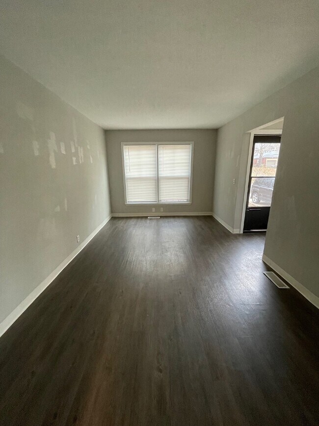 Building Photo - Section 8 approved! Pet friendly! Off Stre...