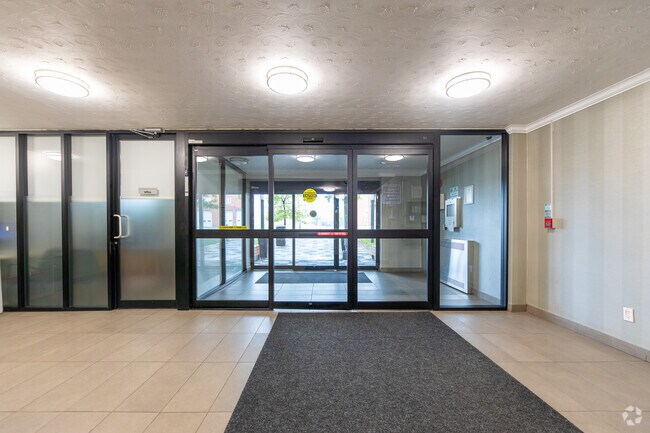 Hall d'entrée - 4981 Bathurst Apartments
