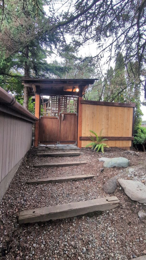 Building Photo - Rent Your Own Oasis! Available Now!