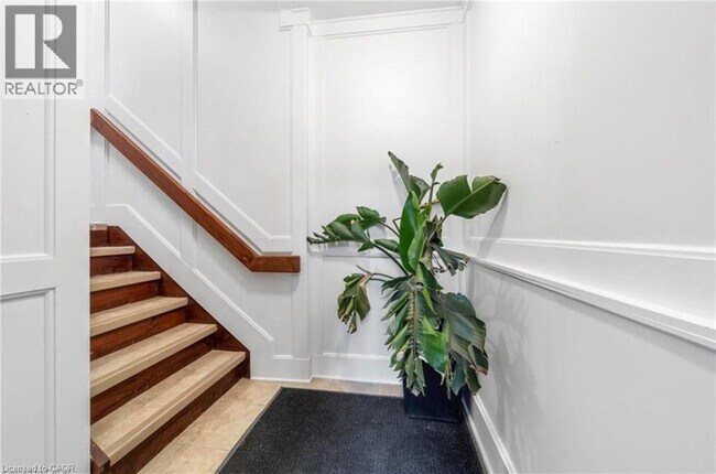 Photo du bâtiment - 215 Locke St S