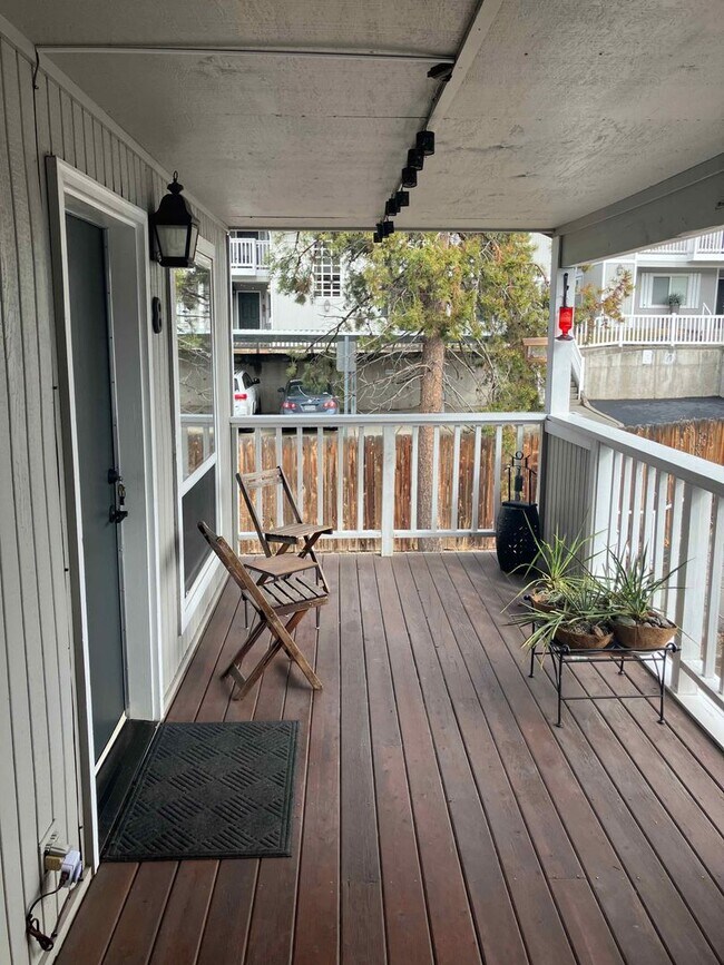 Foto del edificio - Charming Westside Condo Near Newport Market – Available April–October!