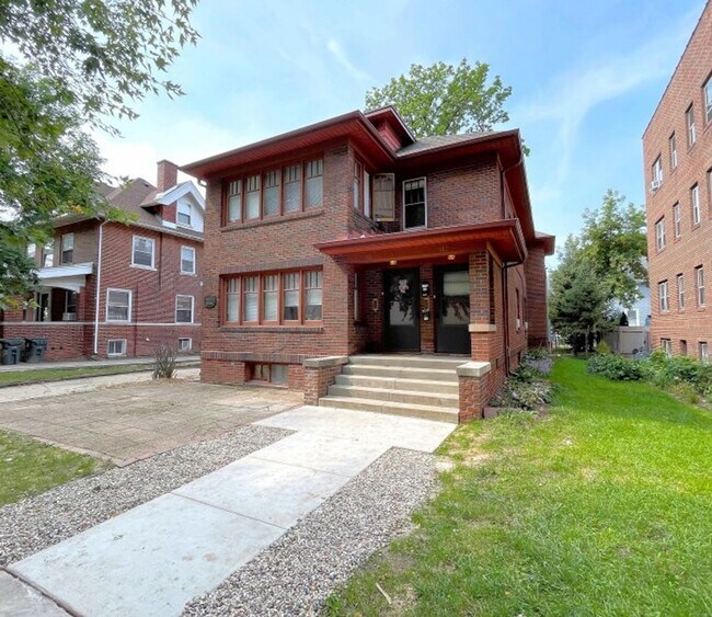 Foto del edificio - 110-112 N Breese Terrace