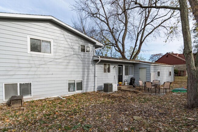 Building Photo - 1080 E Kilgore Rd