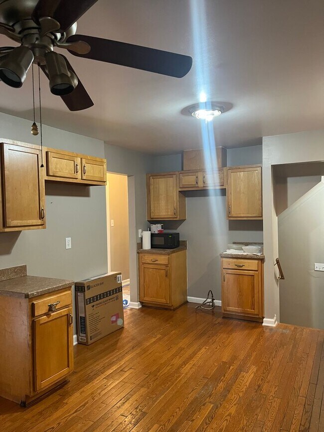 Building Photo - 3 bedroom renovated