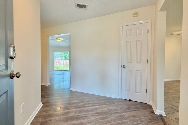 Building Photo - AVAILABLE NOW! (Pet Friendly)