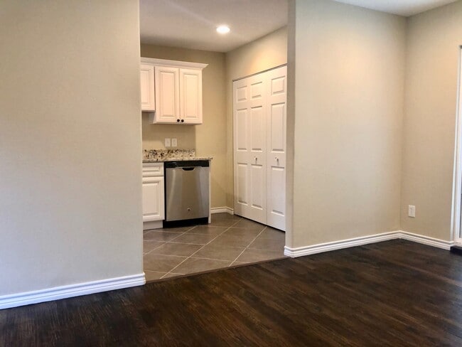 Building Photo - 2 Bedrooms - 1 Bathroom - LARGE Backyard!