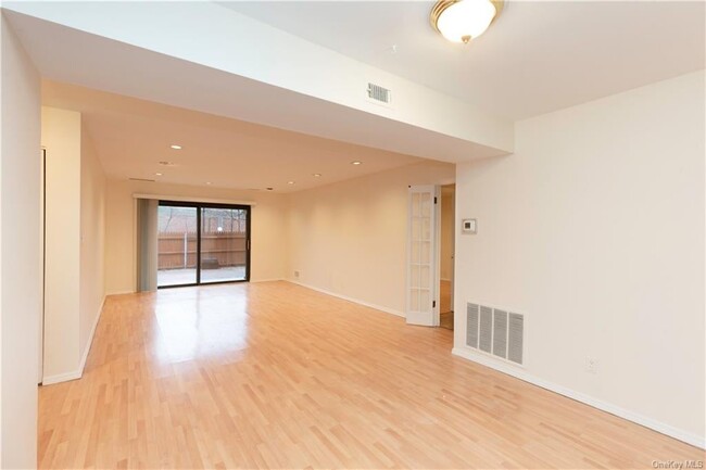 Building Photo - 4 Bronxville Glen Dr