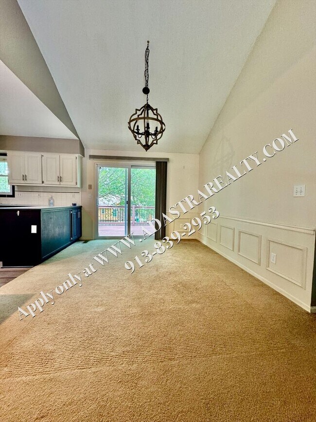 Building Photo - Beautiful 3 Bed 2.5 Bath in Olathe-Availab...