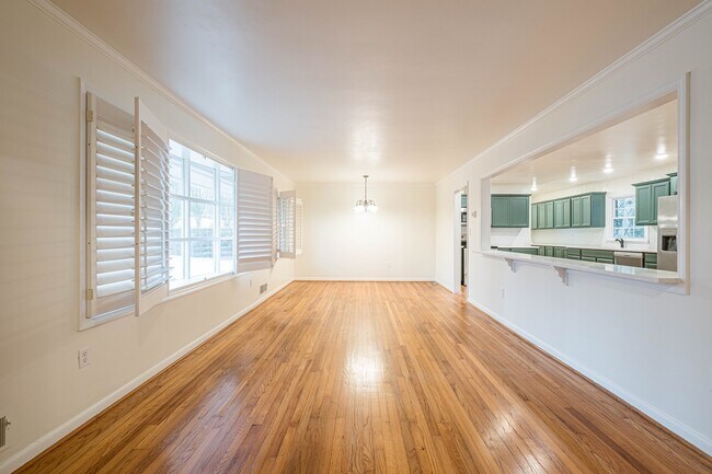 Building Photo - 640 Riverhill Dr
