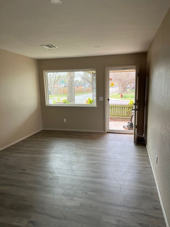 Foto del edificio - 3 bedroom, 1 1/2 bath home in central Norman
