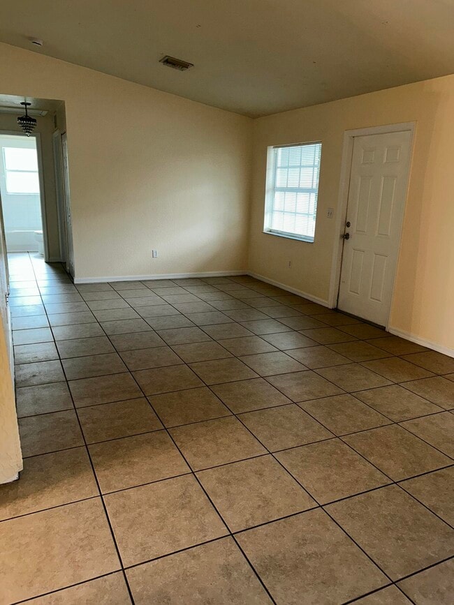 Building Photo - 2225 Laura Ln