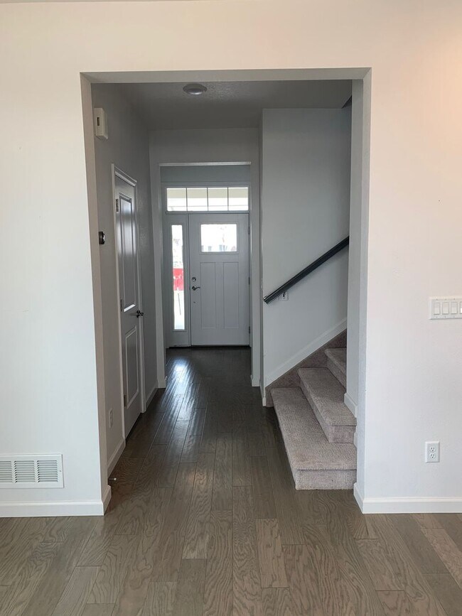 Foto del edificio - Beautiful Townhome In Monument With Two Ma...