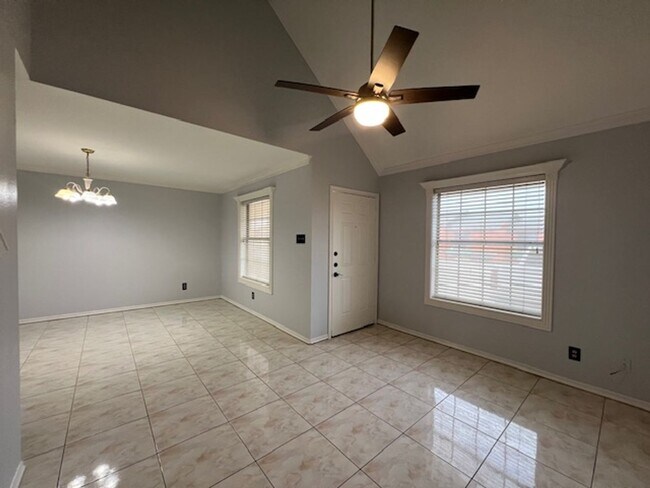 Foto del edificio - 8911 McPherson Rd