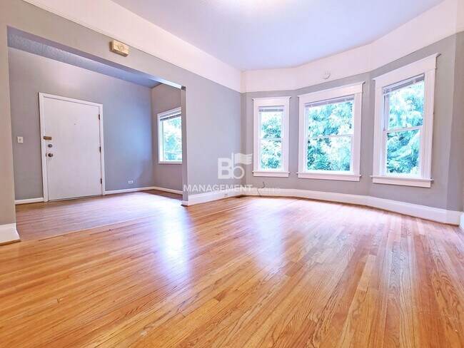 Foto del edificio - Charming Milwaukie Home on Spacious Lot! Updated Kitchen, Hardwood Floors & More!