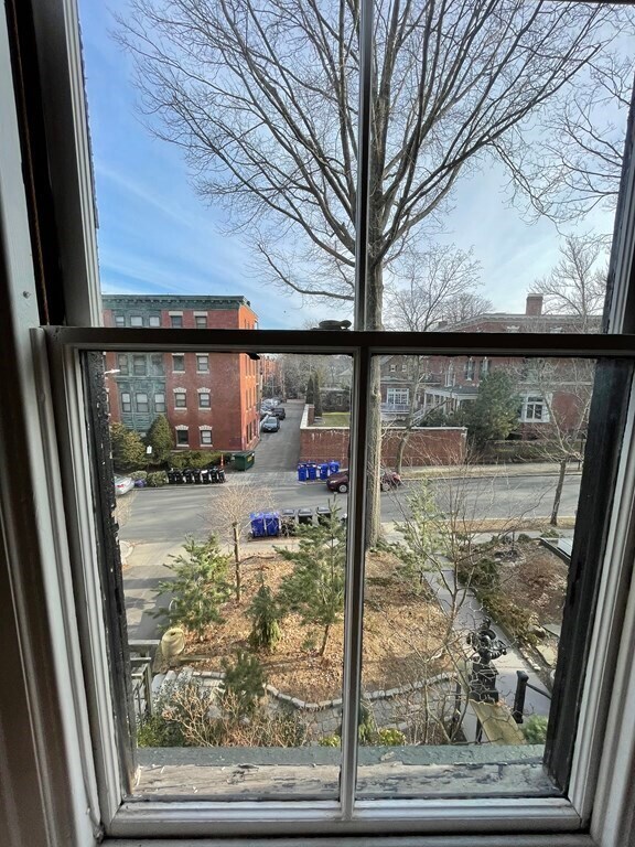 Building Photo - 56 Hawes St