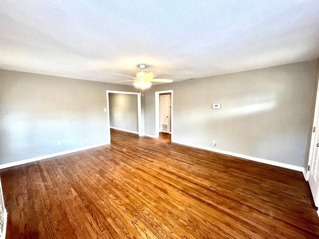 Building Photo - Pre-Leasing - 2 bed 1 bath Close to Tech!