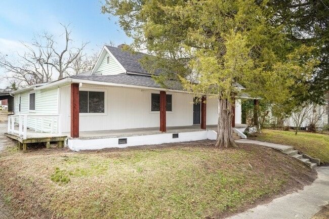 Building Photo - Spacious Three Bedroom Remodeled Home!