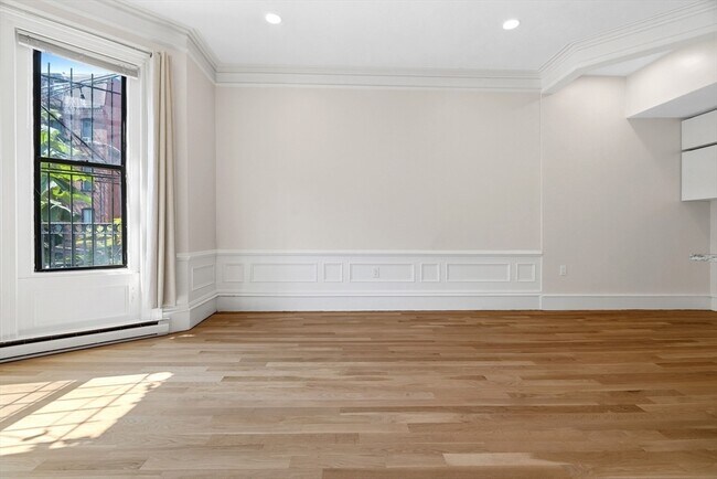 Building Photo - 389 Beacon St
