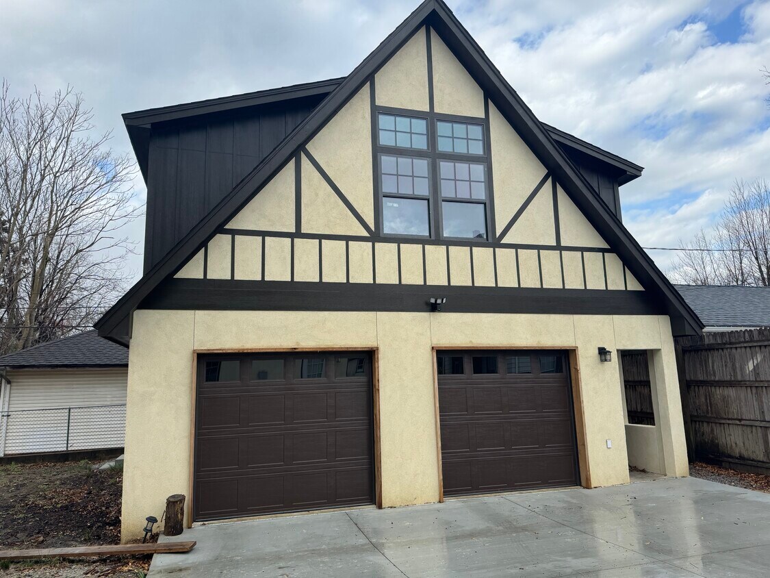 Apartamento sobre garaje - 1220 S Owasso Ave