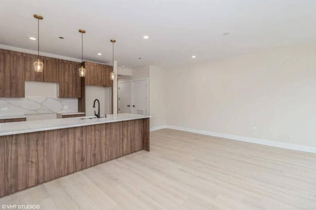 Building Photo - 2 bedroom in Chicago IL 60618