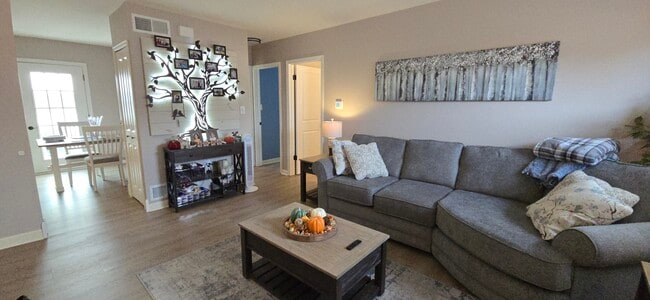 Living Room - 101 Wyncote Ct