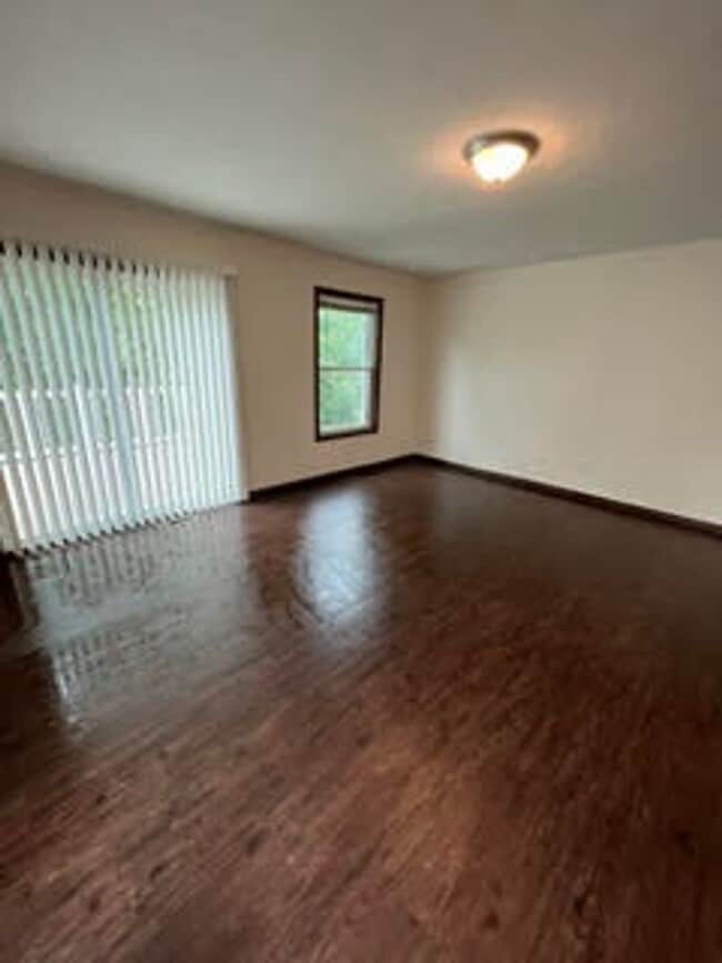 Building Photo - 585 Birch Hill Dr