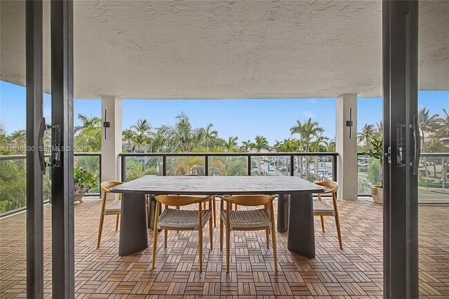 Foto del edificio - 2575 S Bayshore Dr