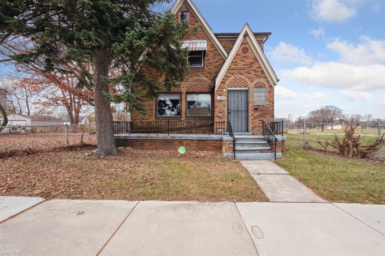 Foto principal - 5 br, 1.5 bath House - 19739 Hasse St