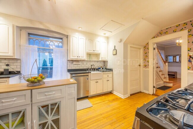 Building Photo - 139 Grove St